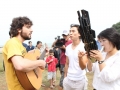 Praia de Santos, SP, com grupo musical da Coréia do Norte.